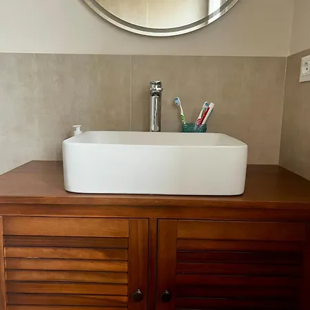 Stylish Beachside Escape In Prázdninový dům